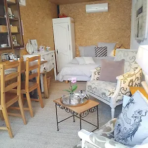 Camping Le Laboratoire Shabby Chic De La Parfumerie Du Manoir, Chavagne